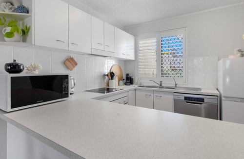 Moreton Bay Region Apartment | 350m from Kings Beach | 3 bedroom | 1 bathroom | A/C | communal swimming pool