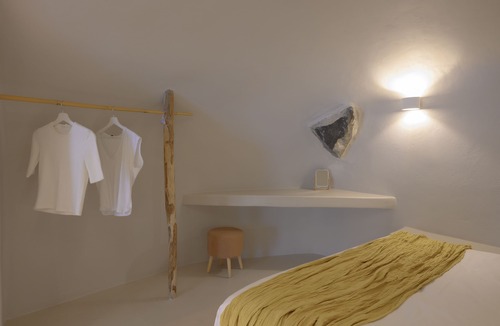 Megalochori Hotel | 35m² Junior cave suite with terrace, kitchenette by Elements Suites