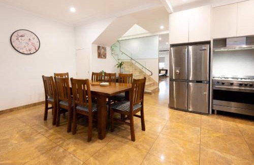 Eastlakes House | 375 m² House ∙ 3 bedrooms ∙ 10 guests