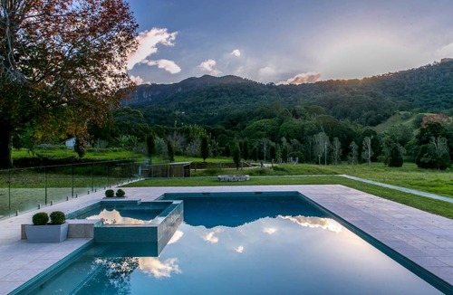 Currumbin Valley House | 377 m² House ∙ 8 bedrooms ∙ 18 guests