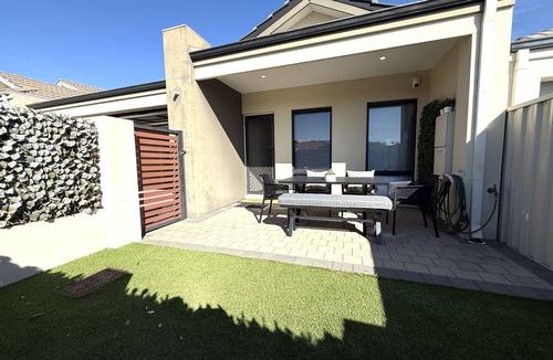 Pearsall House | 38 Suburban Family Retreat 3BR 2BA Baby-Friendly