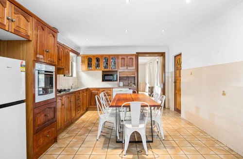 North Brighton House | 387 m² House ∙ 8 bedrooms ∙ 20 guests