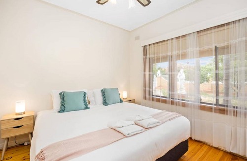 North Brighton House | 387 m² House ∙ 8 bedrooms ∙ 20 guests