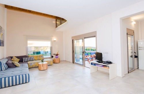 Margarites Villa | 3bedroom villa, pool, BBQ & stunning views!