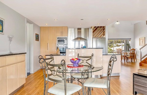 Wirrina Cove House | 3BR Hilltop Getaway – Games, Ocean Views, Wi-Fi, Parking, Sleeps 14, Pizza Oven & More