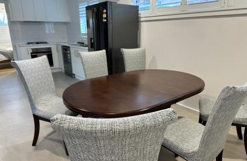 Keiraville House | 3BR Home 10 mins walk to UOW, free parking, with AC