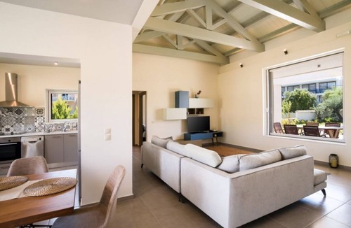 Messonghi House | 3BR Villa Private Pool & BBQ Daily Maid AC