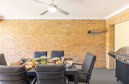 Corlette House | 4-49 Bonito St - small dog friendly, air con & Wi-Fi
