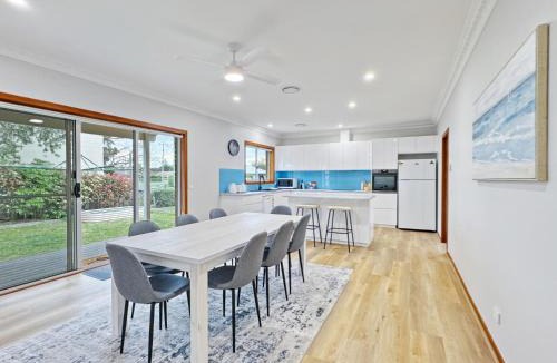 Tomakin House | 4-Bed Beach House with Garden & Alfresco Dining