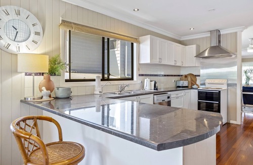 Redcliffe House | 4-Bed Beach Retreat with Pool & Outdoor Dining