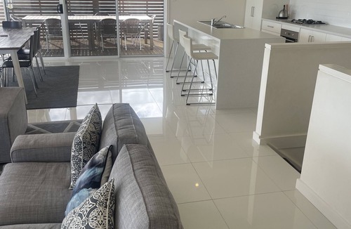 Lacepede House | 4 Bedroom Beach House with Sea Views. Now with wifi and foxtel.