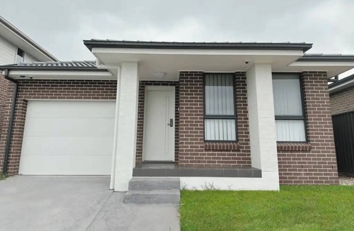 Gregory Hills House | 4 Bedroom House with sunny backyard. 5 minutes to the shops and cafes!