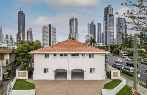 Surfers Paradise Villa | 4-bedroom villa in amazing Surfers Paradise with AC, WiFi