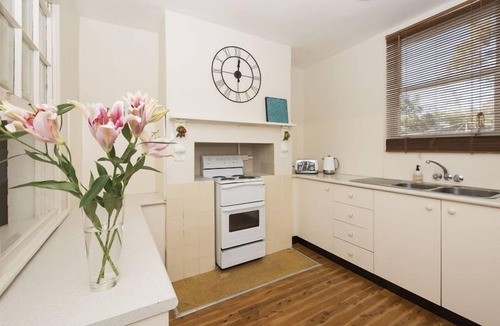 Central Mudgee House | 4 beds, sleeps 6: Gladstone Cottage - 5 min walk to town centre