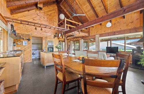 Moruya Heads House | 4 minutes to the beach! Spacious stunning beach house near great surf spots