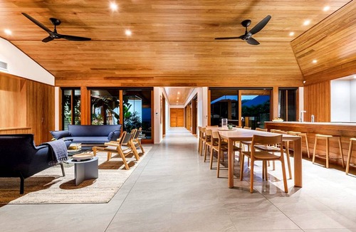 Flametree House | 408 m² House ∙ 3 bedrooms ∙ 6 guests