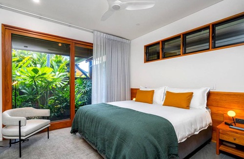 Flametree House | 408 m² House ∙ 3 bedrooms ∙ 6 guests