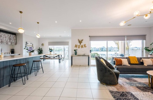 Sanctuary Lakes Apartment | 420 m² Apartment ∙ 6 bedrooms ∙ 16 guests