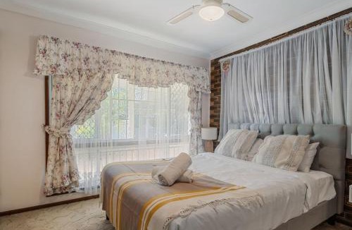 Sunnybank House | 4BR Garden Patio Retreat Near Food Shops and Transit