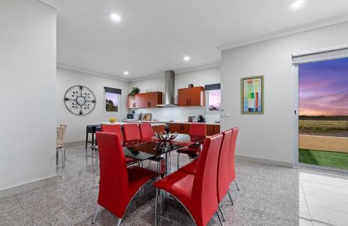 Bulla Villa | 5 Bdrms Loemans Lodge - Close to Calder Park, Melb Airport