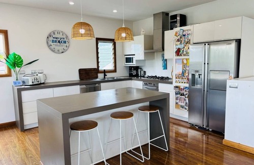 Swansea Heads House | 5 bedroom Beach house - 13m pool & Lake at back door - sleeps 13