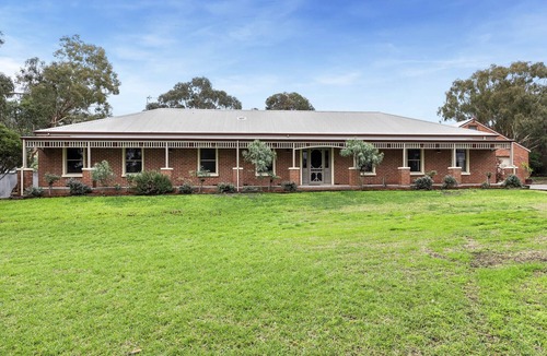 Leopold House | 5 BR ReedyLake Farmstay By Geelong Leopold