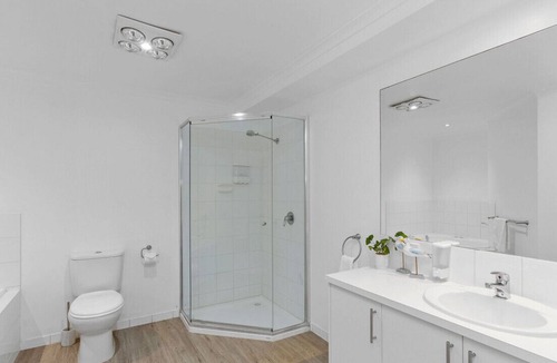 Wongarra Apartment | 5 Whitecrest Resort - Pool & Amazing Ocean Views