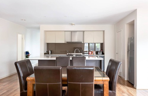 Truganina House | 5br Luxury House 20 Min To Cbd Spacious Living