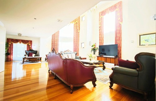 Keysborough House | 6 BR 3 BATH large mansion, 3 king beds, 4 queen beds, 5-star supreme enjoyment