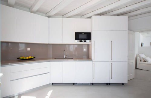 Paraga Villa | 6 minutes drive to Psarou’s NAMMOS, 10 mins to SCORPIOS! New Hot tub/Jacuzzi!