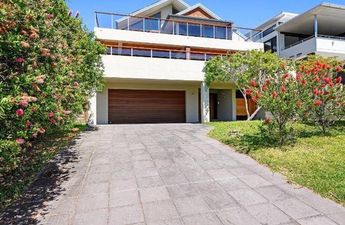 Emerald Beach House | 650 m² House ∙ 5 bedrooms ∙ 10 guests