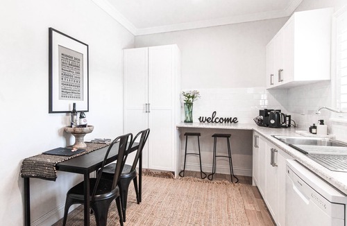 Central Mudgee Apartment | 70 On Mortimer “The Waratah Room” is a self contained 1 bedroom unit