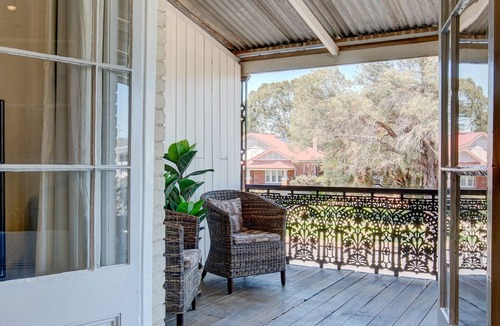 Central Mudgee Apartment | 70 On Mortimer “The Waratah Room” is a self contained 1 bedroom unit