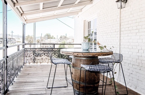 Central Mudgee Apartment | 70 On Mortimer “The Waratah Room” is a self contained 1 bedroom unit