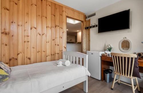 Darling Harbour House | 72CHS Abnb-Style Garden view, 2Parking, Pool, 3mins to Darling Harbour