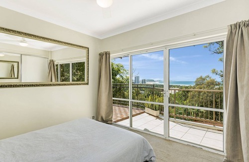 Currumbin Apartment | 8/24 Panorama Drive - Modern unit set amongst the trees with beach views