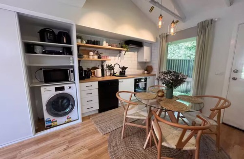 Boronia Apartment | A cosy and private studio in Boronia for two with yard