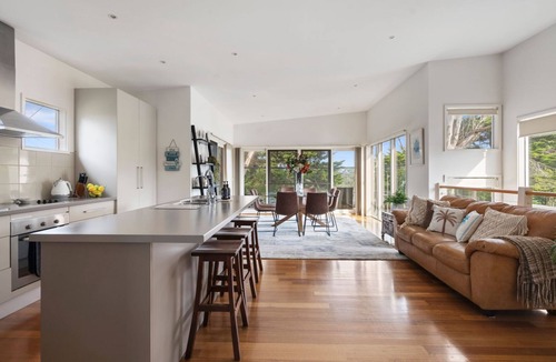 Cowes House | A headline for your advertisment eg "Beautiful spacious pet friendly home next to the ocean"