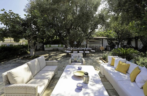 Spetses Villa | A lovingly maintained four bedroom waterfront house with a unique veranda