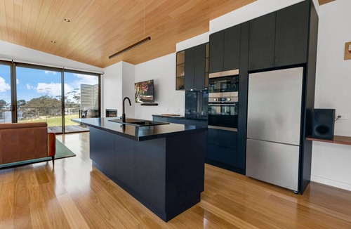 Forge Creek House | A modern and exquisitely decorated studio perched atop the serene shoreline