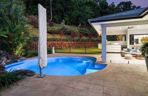 Caravonica House | A private, beautiful sanctuary next to the forest，15min away from the Airport.