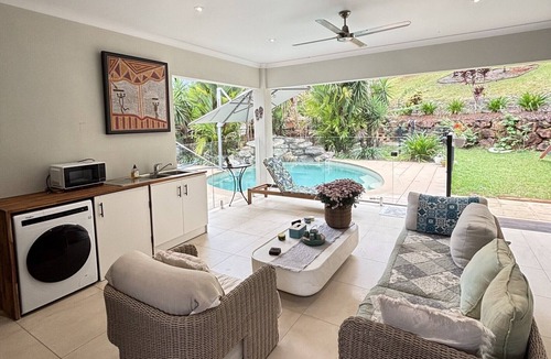 Caravonica House | A private, beautiful sanctuary next to the forest，15min away from the Airport.