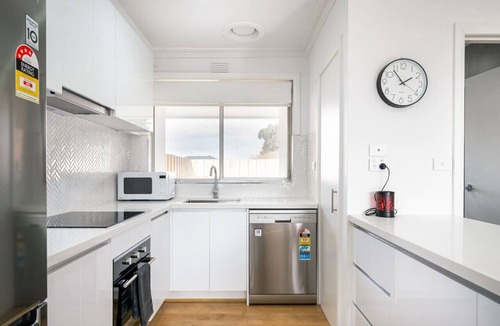 Bayswater House | A Private Hideaway with Large Backyard & 2 CarPark