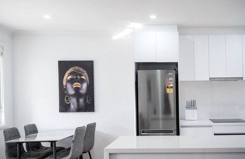 Bayswater House | A Private Hideaway with Large Backyard & 2 CarPark
