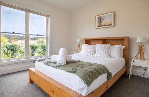 Erudgere House | Abingdon House - Luxurious four bedroom, three bathroom contemporary house with spectacular views.