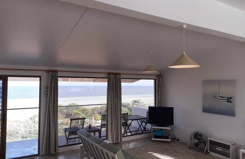 Moonta Bay Apartment | Absolute Beachfront on the cliff with easy stair access to the beach (BYO LINEN)