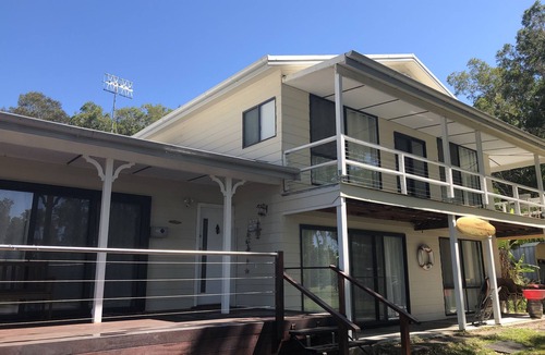Mid-Coast Council House | ABSOLUTE BEACHFRONT PINDIMAR >Nbn WiFi with foxtel sports and various TV apps