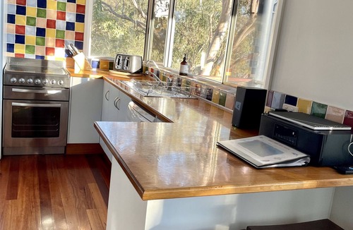 Green Point Cottage | Absolute lake front - lie in bed & listen to the fish jump!