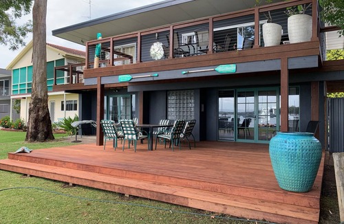 Summerland Point House | Absolute water jetty decks bbq’s kayaks billiards fab sunsets 55 min up freeway