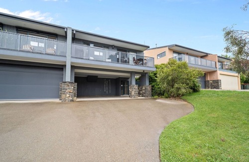 Jindabyne House | Acacia 2 - Modern 3BR Townhouse l Bath l WiFi l BBQ l Foxtel